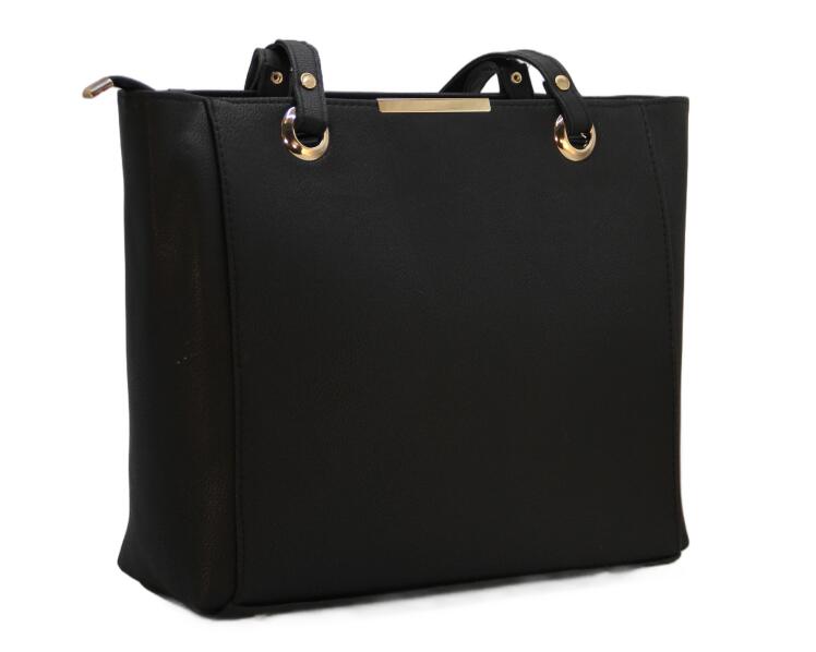 کیف چرم دوشی زنانه با طراحی پلاک دار – خرید عمده از کیف رضا