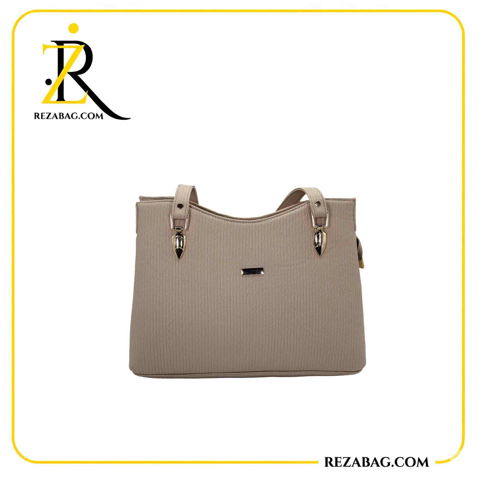  نمای جلوی کیف زنانه راه‌راه با زیپ جلو و طراحی شیک مناسب استایل روزانه 