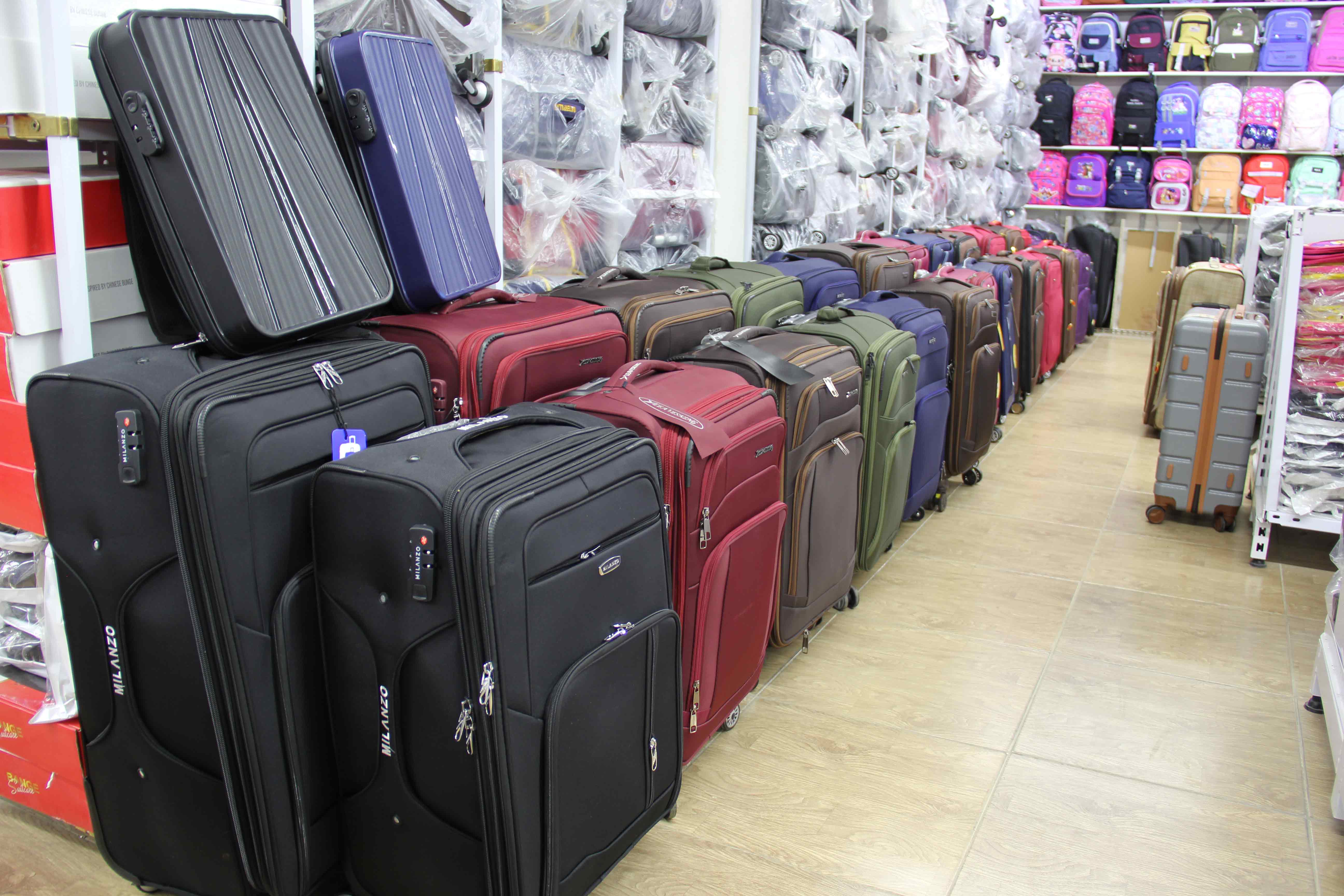 تصویر انبار کیف رضا عمده فروشی در اصفهان 